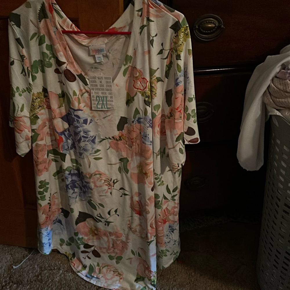 Lularoe Vneck Iris floral top 2x